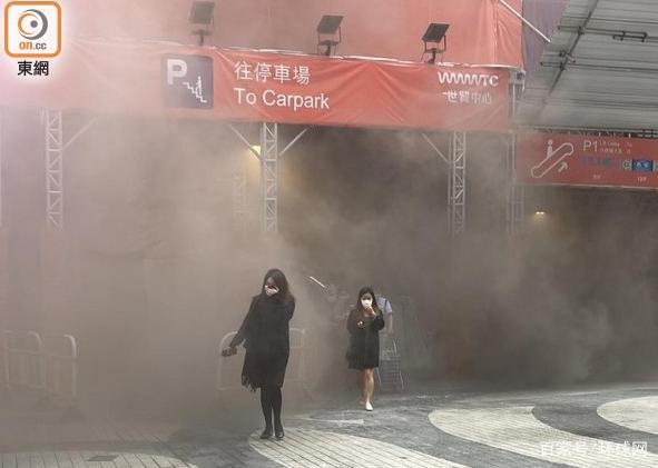 突发！香港铜锣湾世贸中心突发大火：约百人等待救援，有2人受伤！现场出现大量浓烟...