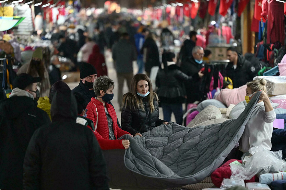 土耳其里拉年内暴跌66%，欧洲“穷国”游客前来扫货