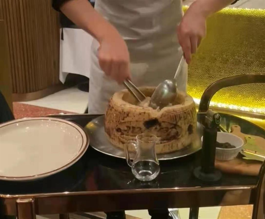 上海一餐厅顾客疑似吃到网红咬过的芝士轮，涉事餐厅已被立案调查