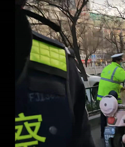 洛阳官方回应“辅警查电动车持二维码执法”：不是民警个人的