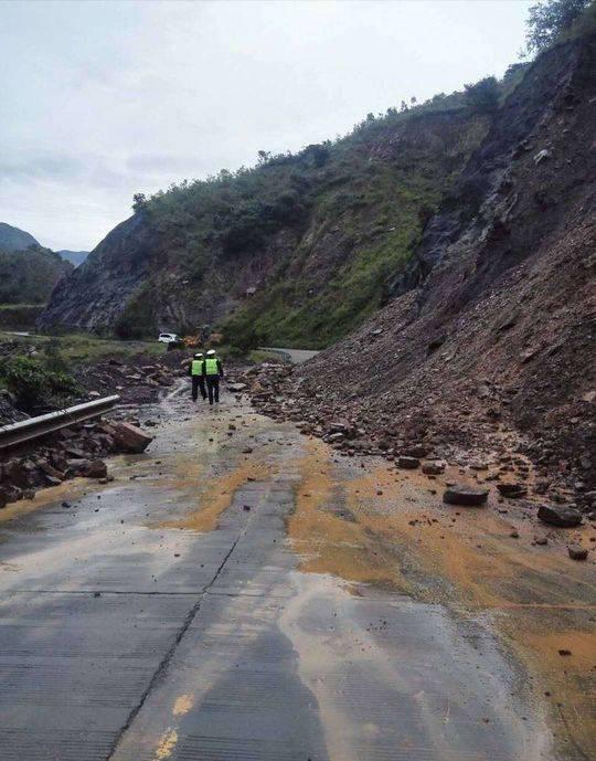 暴雨导致山体塌方 西昌至泸沽湖307省道中断