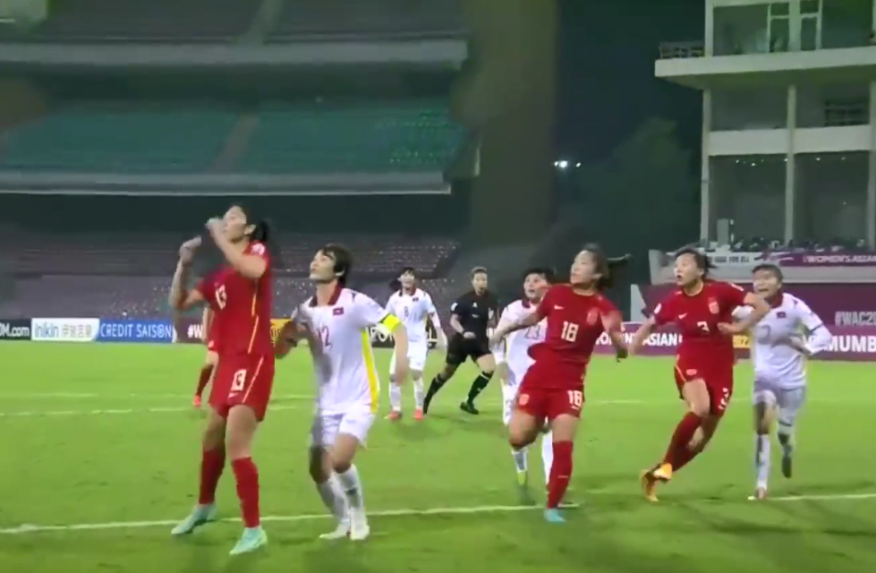 3比1！中国女足逆转越南，晋级世界杯，3球被吹掉，王霜独造3球