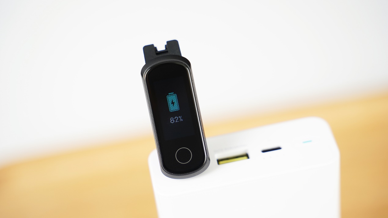 荣耀手环5i开箱评测：更加便捷的USB充电方式，自带血氧检测