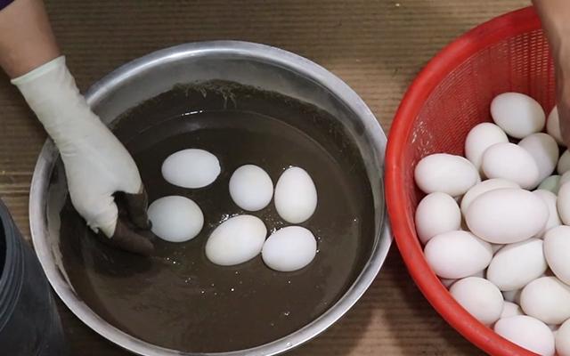 腌制咸鸭蛋的做法，老妈分享40年传统经验，个个流油，做法还简单