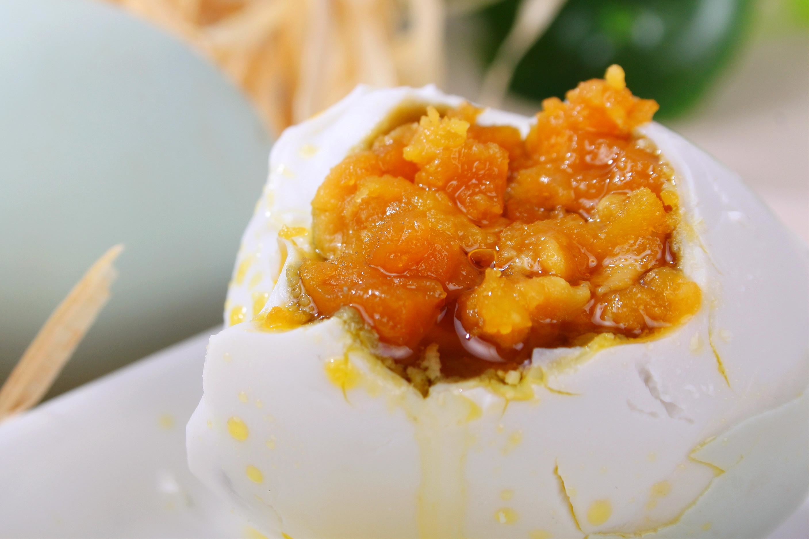 咸鸭蛋的腌制方法出油《腌制咸鸭蛋的制作方法及配方》-第1张图片