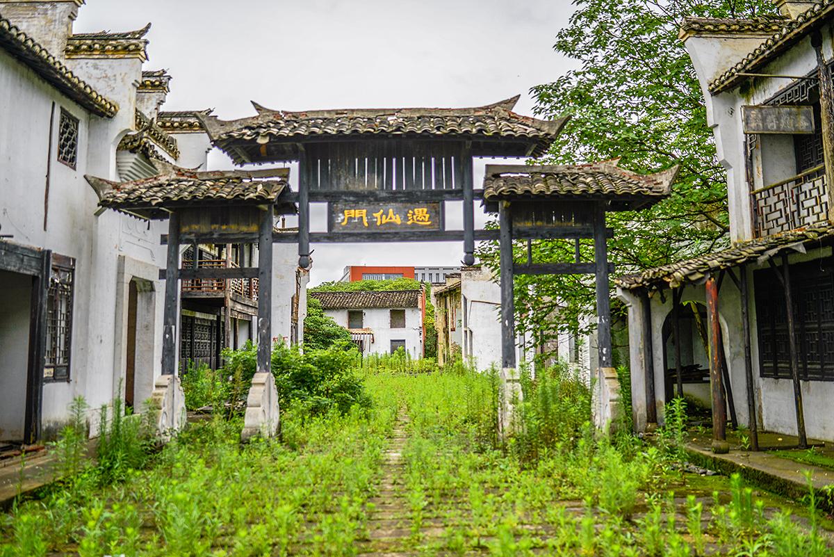 上海一座落寞的影视基地，曾经游客如织，如今荒废为“鬼村”