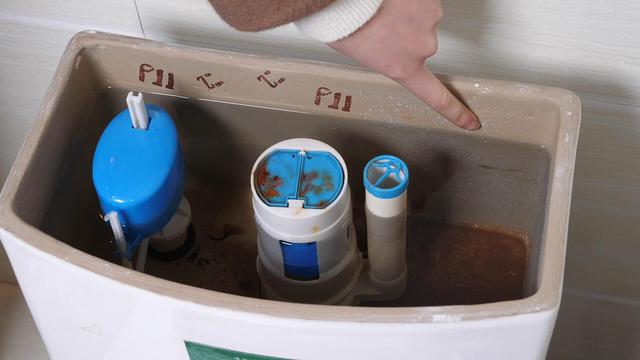 抽水马桶水箱漏水怎么维修（马桶漏水的原因和处理方法）