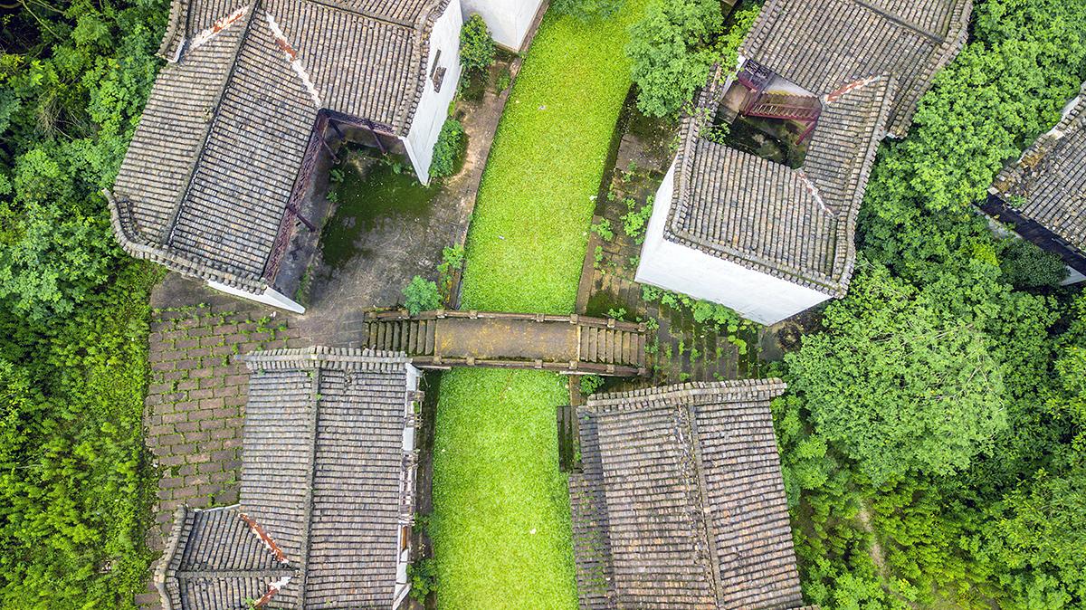上海一座落寞的影视基地，曾经游客如织，如今荒废为“鬼村”
