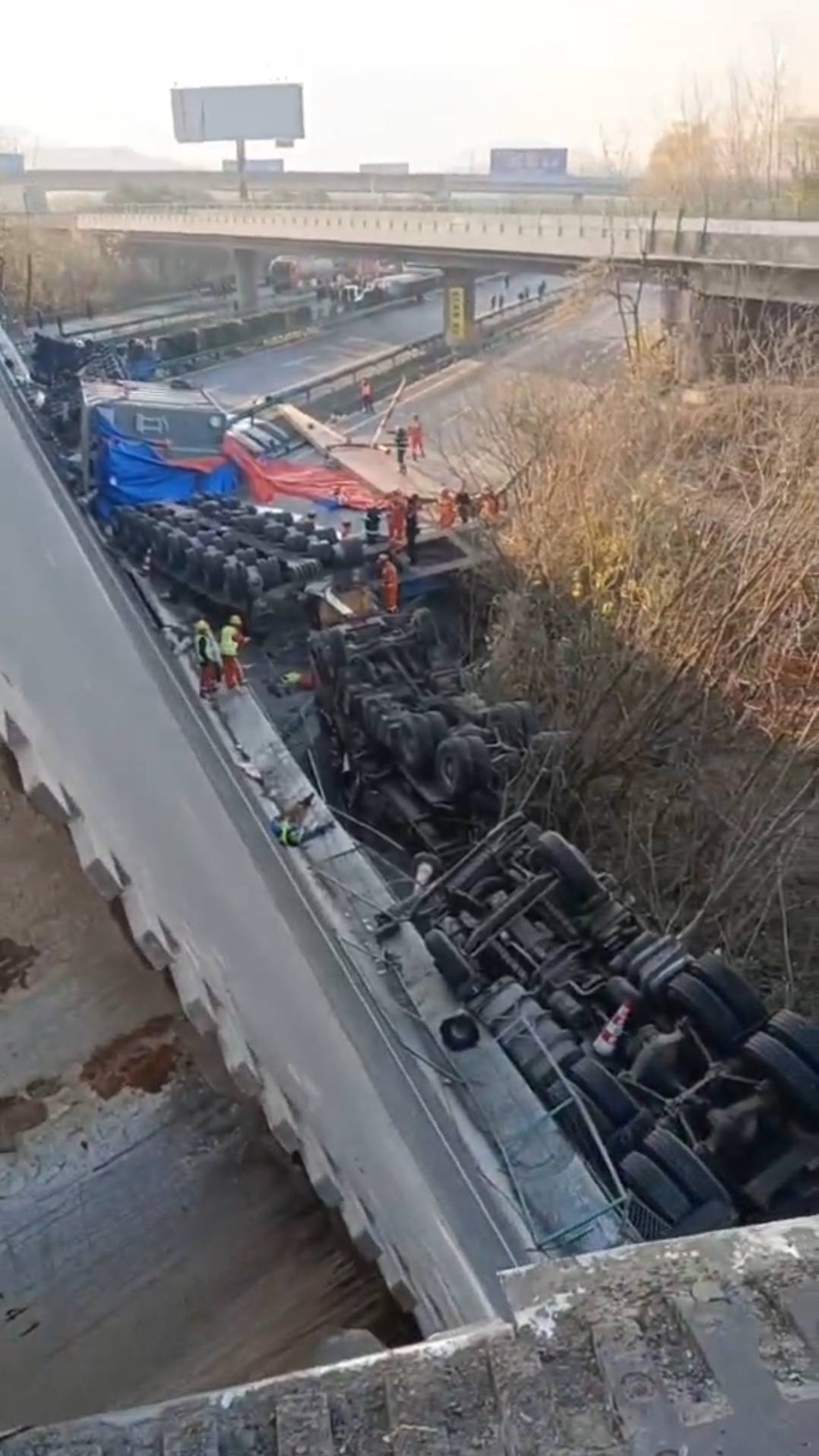 湖北一高速高架桥垮塌致3人死亡 现场多辆货车坠桥