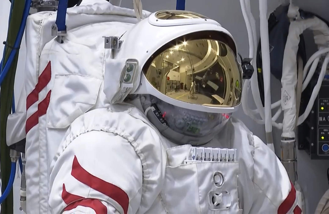 在太空6个月，航天员怎么处理卫生问题？回来身上是不是臭的？