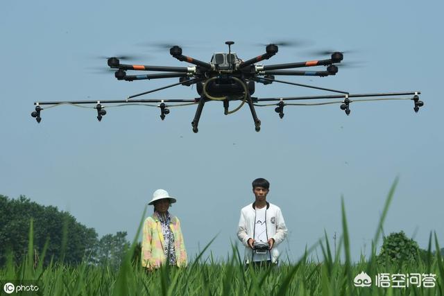 现在在农村买个无人机给农作物打药能挣钱吗？(打药无人机多少钱一台？)