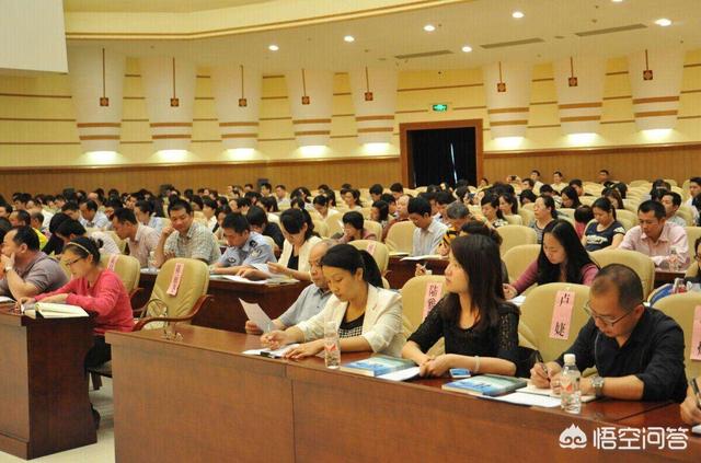 现在大学教授每月基本有多少收入？(上海大学教授收入待遇？)