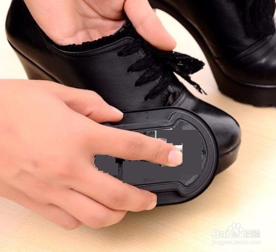 鞋油怎么擦,打完鞋油几分钟用布擦？