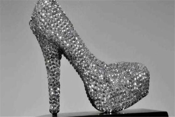 世界十大最贵的鞋 红宝石鞋镶满钻石和宝石,第六售价一亿左右