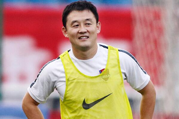 中国十大著名足球男运动员(足球史上十大球王排名)