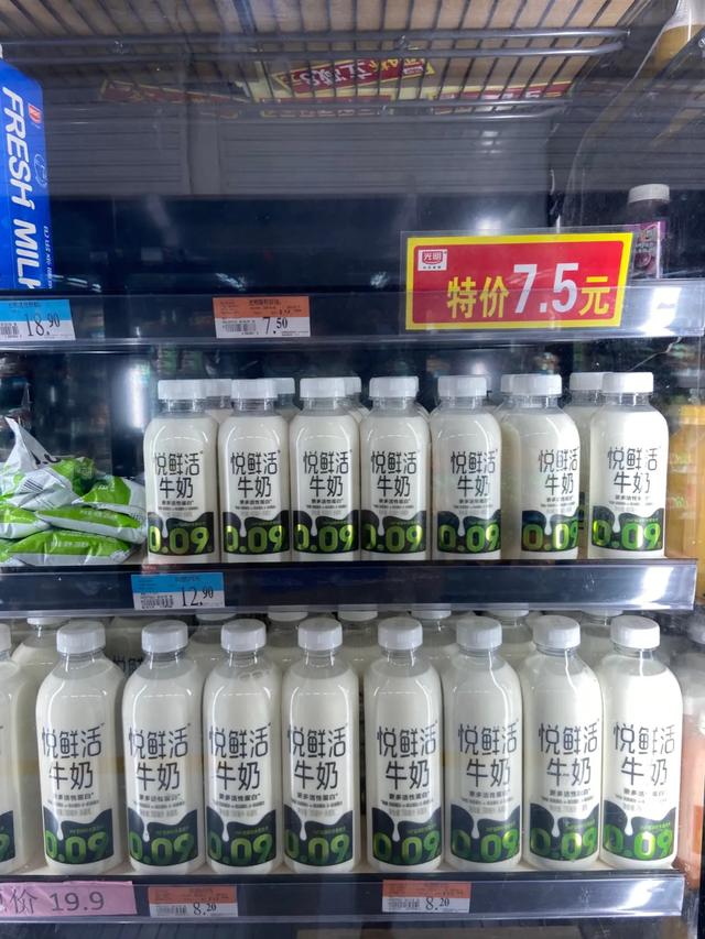 光明纯牛奶价格战(光明纯牛奶24盒的为什么便宜)