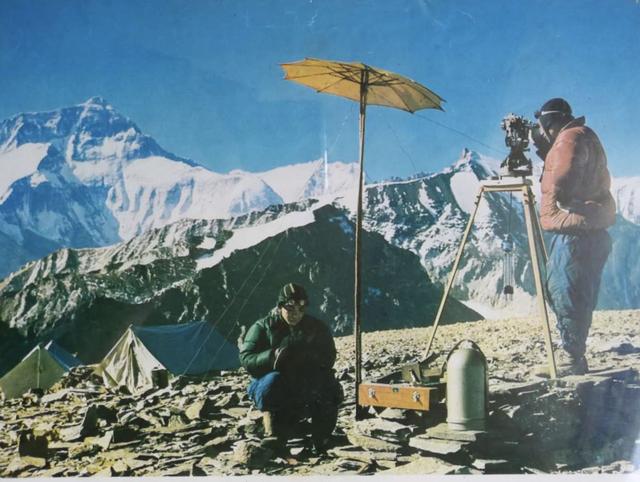 中国国家测绘局1975年测量珠穆朗玛峰的海拔高度是