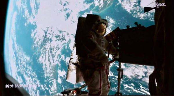 航天员聂海胜站在机械臂上与地球“合影”