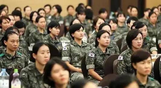 遭上司性侵、结婚当天自杀、报警被阻挠，谁“害”了这个韩国女兵