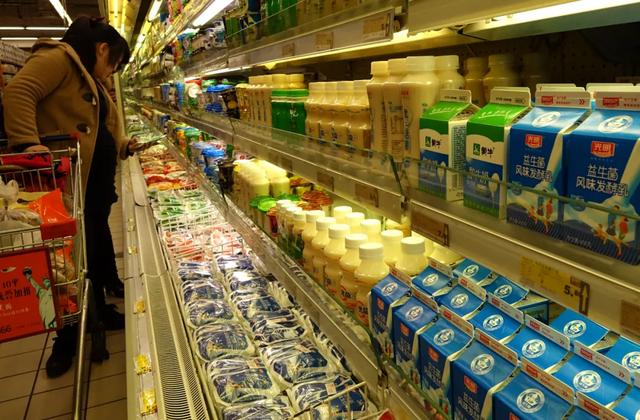 光明纯牛奶价格战(光明纯牛奶24盒的为什么便宜)