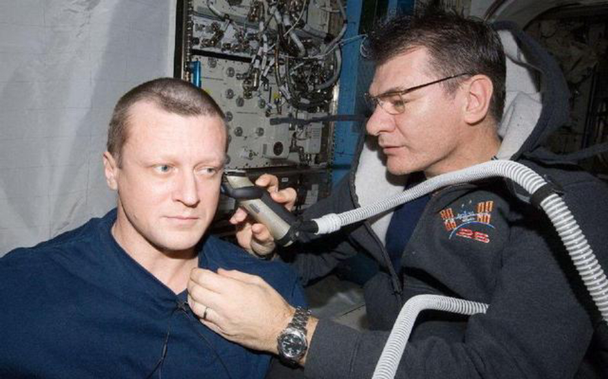 在太空6个月，航天员怎么处理卫生问题？回来身上是不是臭的？
