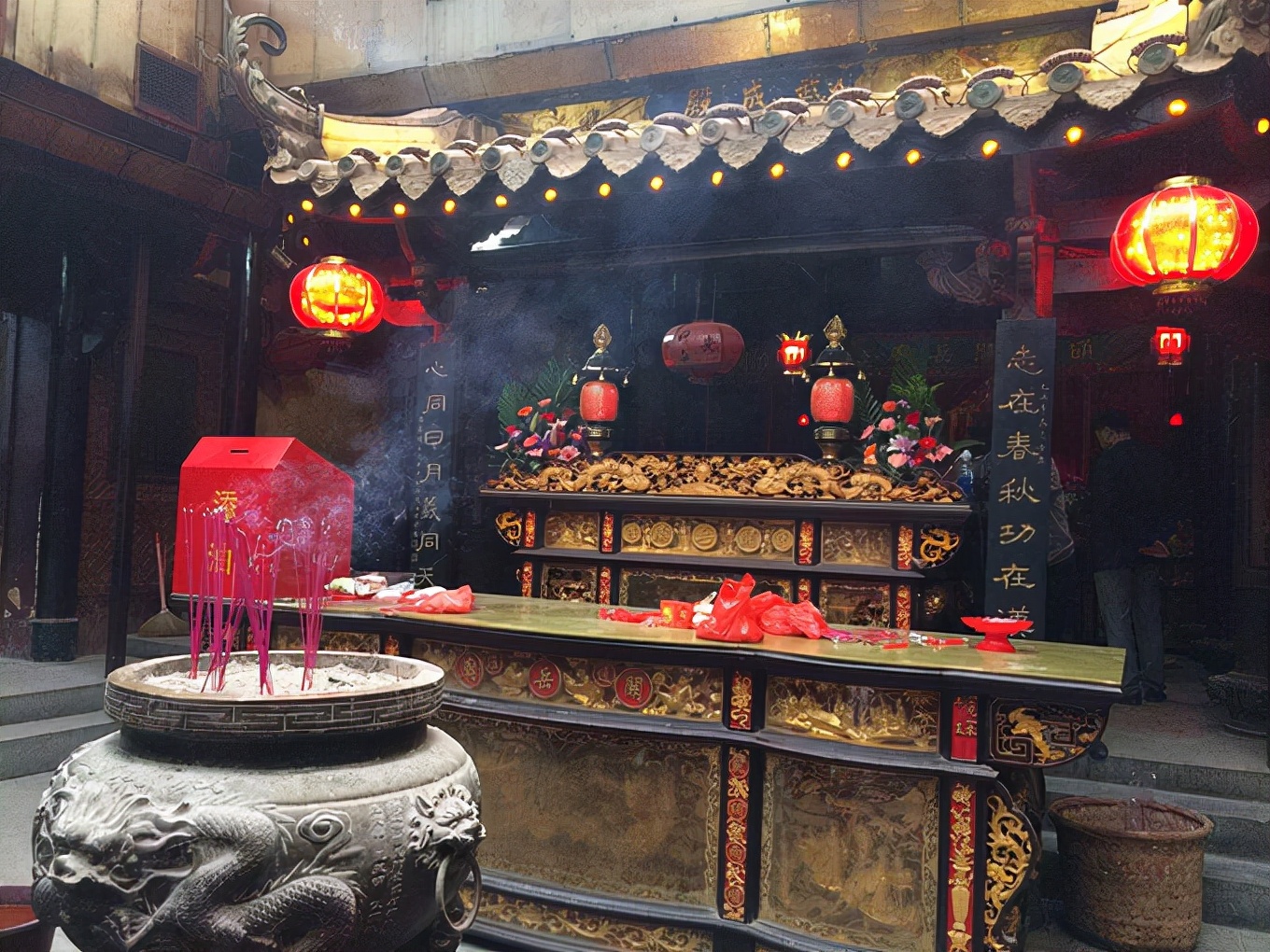 泉州香火很旺的关帝庙，上香要排队，有人特意来此求财求平安