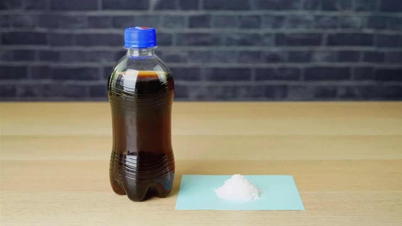 往可乐里加入一勺盐会怎样？效果太惊艳了
