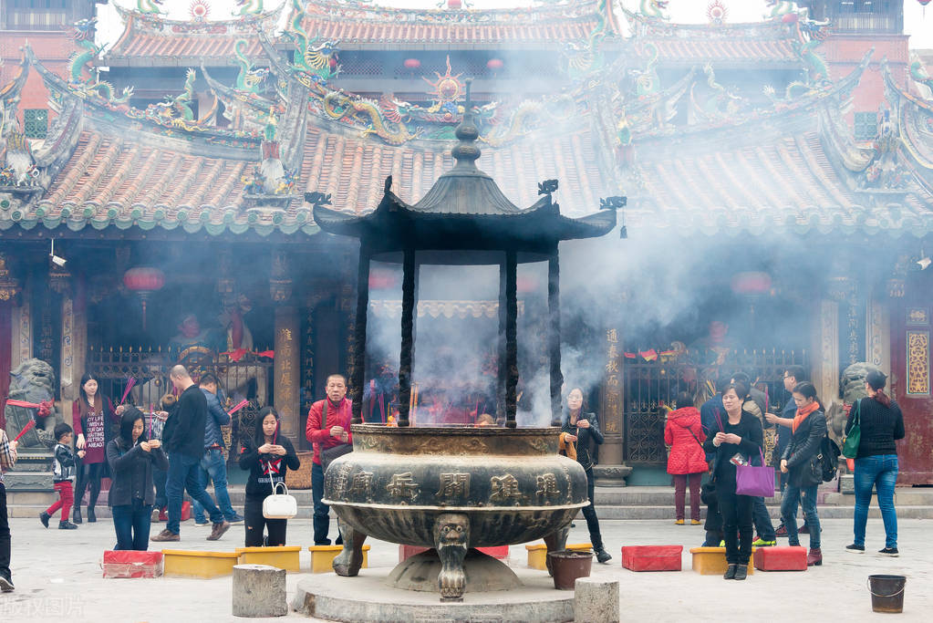泉州香火很旺的关帝庙，上香要排队，有人特意来此求财求平安