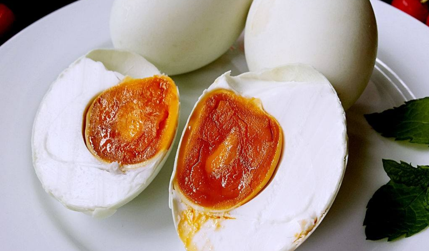 鸭蛋怎么做好吃？试试这5种简单的家常做法，每种都好吃极了！