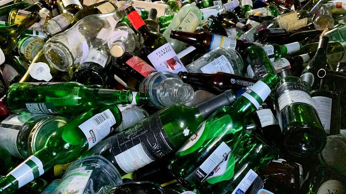 玻璃瓶产生的危害是塑料的四倍，两相对比，哪一个对于环境和健康影响更多