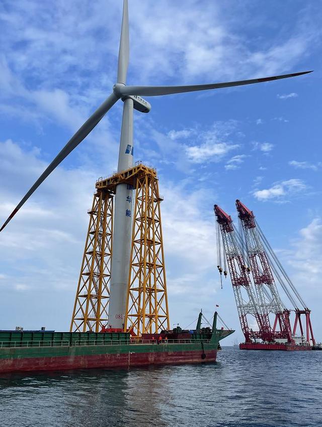 快讯：华能山东半岛南4号海上风电项目完成首台风机整体吊装
