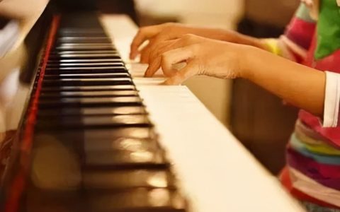 十个手指怎么对应琴键图片（图文讲解钢琴的弹奏指法）