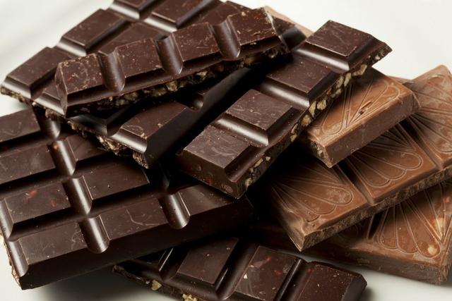 吃黑巧克力的好处和坏处(睡前吃黑巧克力的好处和坏处)