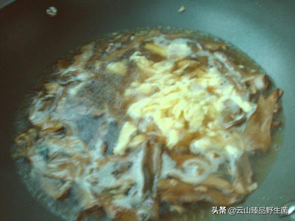 牛肚菌煲汤做法（12个步骤做出好吃的牛肚菌煲汤）