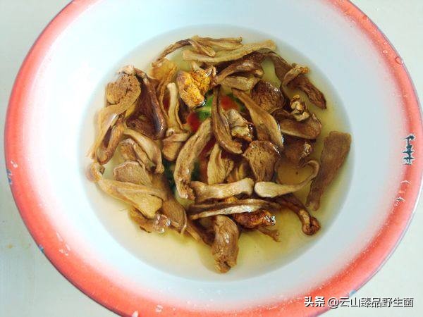牛肚菌煲汤做法（12个步骤做出好吃的牛肚菌煲汤）